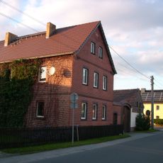 Bauernhof mit Wohnhaus, Ausgedingehaus, Seitengebäude sowie Hofmauer mit kleiner Pforte und großem Torbogen Dorfstraße 39