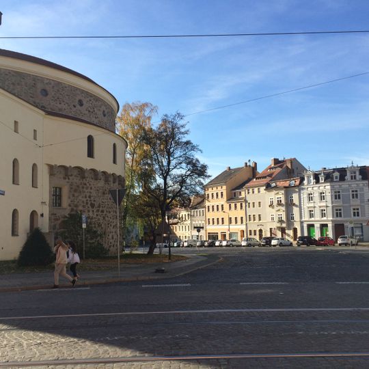 Stadtplatz mit Treppenanlage und Stützmauern mit aufgesetzter Balustrade, Mauer zwischen Kaisertrutz und Theater, Laternen, Grünanlage mit ihren Wegen, Aufteilungen und Gehölzbestand, Zufahrt und Wendekreis am Theater sowie die den Platz umgebende