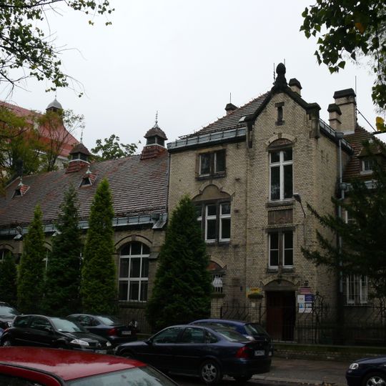 Dom nauczyciela z salą gimnastyczną