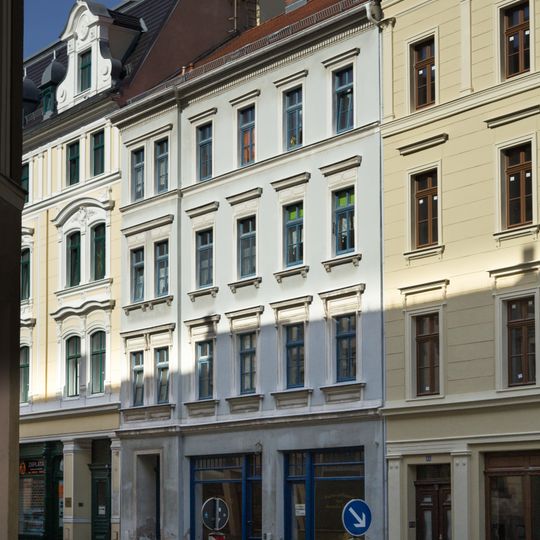 Mietshaus in geschlossener Bebauung, mit Läden mit originaler Fassade Hospitalstraße 43