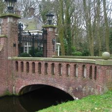 Villa Ruys, Brug met toegangshek