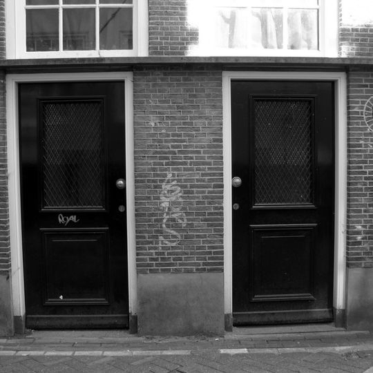 Pand met aan de voorgevel ingezwenkte halsgevel met palmet in de afdekking en ingezwenkte halsgevel en pothuis aan de nieuwe jonkerstraat