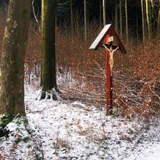 Kříž na lesní cestě pod Hrazeným