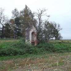 Kaplička východně od Lodhéřova v poli