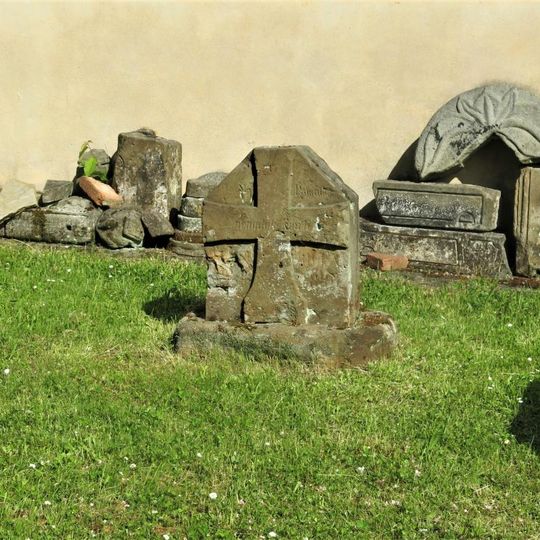 Křížový kámen na zahradě muzea v Čelákovicích