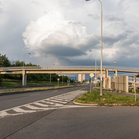 Lávka přes Jeremiášovu ulici na Šafránku