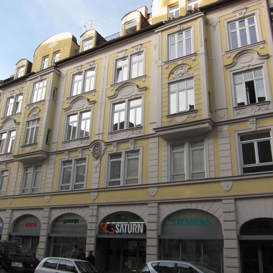 Geschäfts- und Wohnhaus