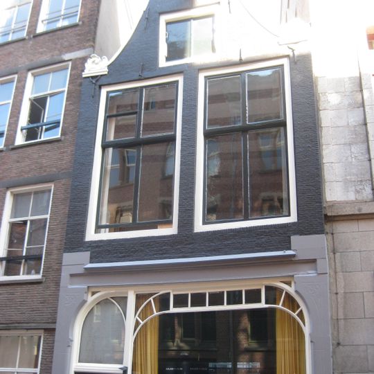 Pand met ingezwenkte halsgevel