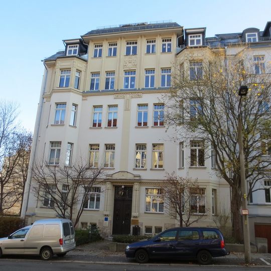 Mietshaus in ehemals geschlossener Bebauung mit Vorgarten Ulmenstraße 42