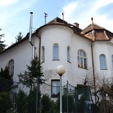 Vila so záhradou, vila