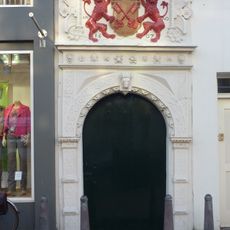 Poort voormalige penshal met achterliggend kruisgewelf in vijf traveeën