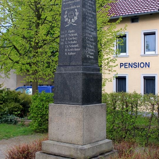 Denkmal für die Gefallenen des Ersten Weltkrieges gegenüber Ernst-Thälmann-Straße 4