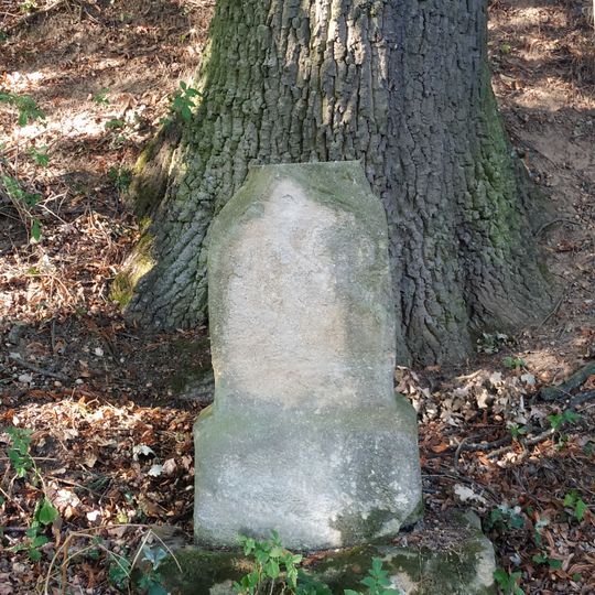 Kříž západně Kostelce u polní cesty