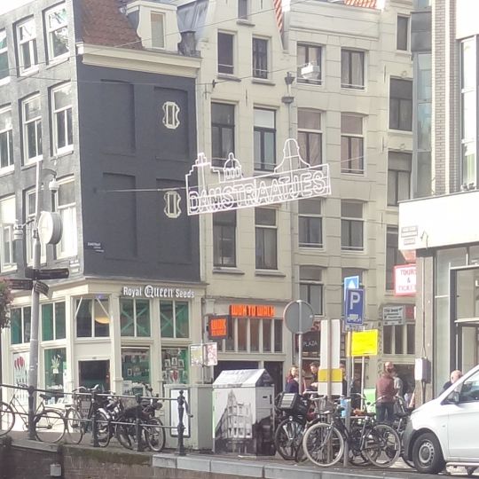 Pand met aangebracht dak, gevelbepleistering en -bekroning