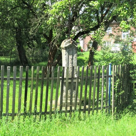 Kříž v zahradě domu 461 ve Starých Křečanech