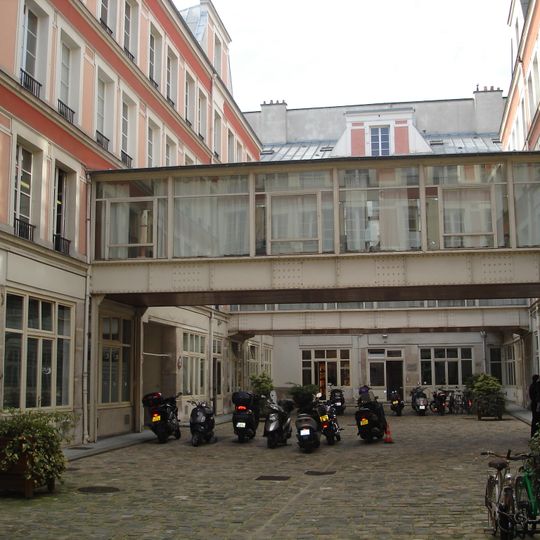 Cour Jacques-Viguès