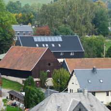 Wohnstallhaus, Seitengebäude und Scheune eines Dreiseithofes Gutsweg 10