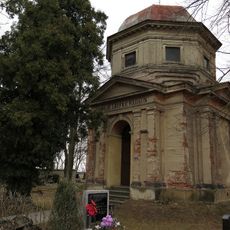 Soubor objektů na hřbitově