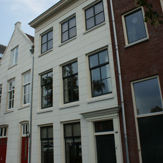 Pand met gepleisterde lijstgevel