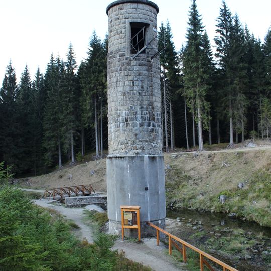 Šoupátková věž protržené přehrady Desná