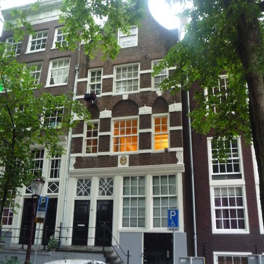 Pand met gevel van het 'type met grote blokken' waarvan de trappentop xviii/xix is vervangen door een ingezwenkte hals onder rollagen