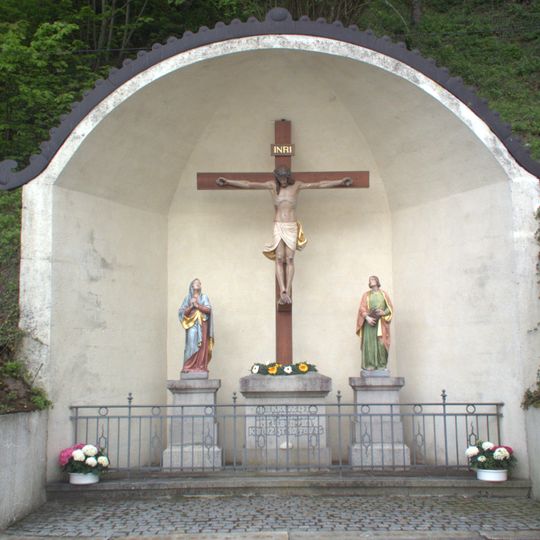 Kreuzigungsgruppe, in gerundeter Nische