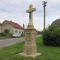 Kamenný kříž na rozcestí v ulici 9.května ve Vysokém Veselí