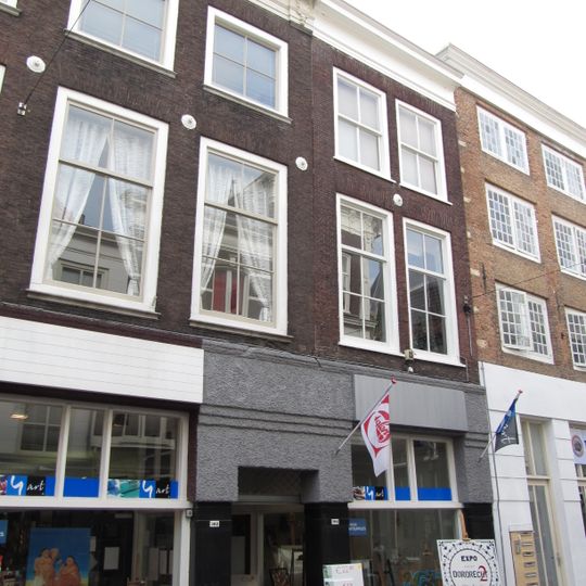 Gebouw, oorspronkelijk drie woonhuizen, thans een winkelpand