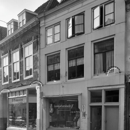 Huis met gepleisterde rechte gevel