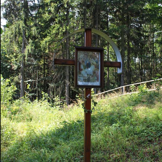 Kříž u jižní strany kostela svaté Anny na Anenském vrchu nad Andělskou horou