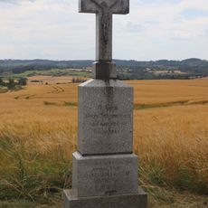 Kříž u cesty západně od Chlumu