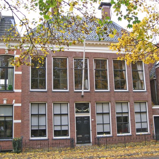 Pand van zes traveeën breed met zesruitsvensters