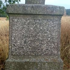 Kříž jihovýchodně od Veliše u polní cesty