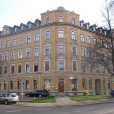 Mietshaus in geschlossener Bebauung in Ecklage, mit Vorgarten Hainstraße 140