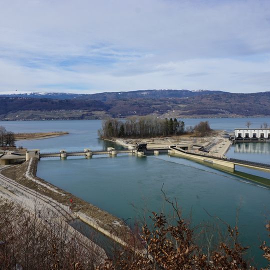 Power station and weir