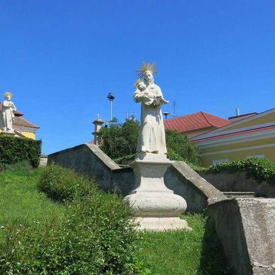 Socha svatého Antonína z Paduy na schodišti ke kostelu Nanebevzetí v Chlumu u Třeboně