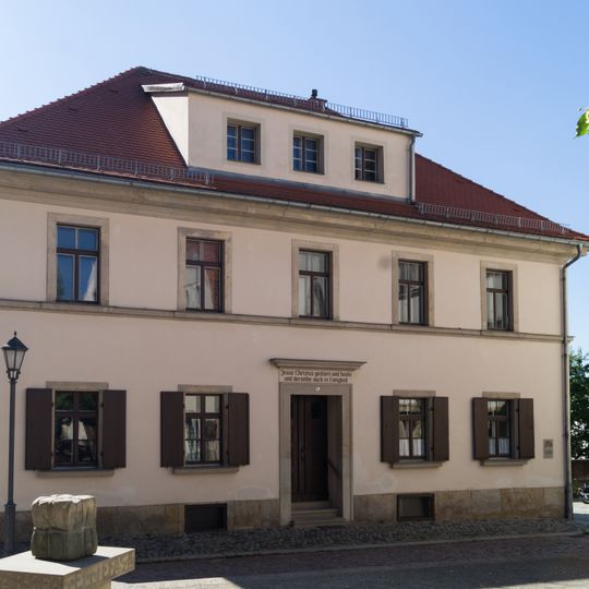 Pfarrhaus in offener Bebauung mit Pfarrgarten Kirchplatz 6