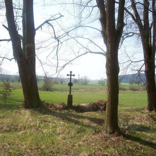 Kříž západně od Mirotic u rozcestí
