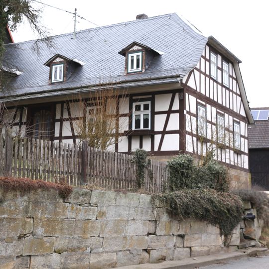 Fachwerkhaus mit langgestrecktem Fachwerkstallgebäude