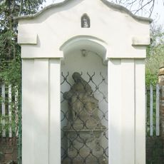Kaplička se sochou Piety u kostela v Soběsukách