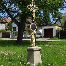 Kříž u kaple  v osadě Na Kopečku