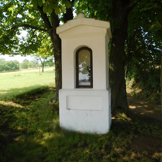 Výklenková kaplička u cesty západně od Tvarožné