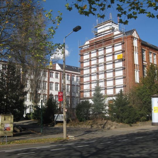 Fabrikanlage mit drei unterschiedlich großen Gebäuden, davon ein Wohn- und Verwaltungsgebäude Straße der Nationen 99; 101
