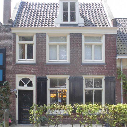 Huis met rechte kroonlijst in topgevels uitlopend