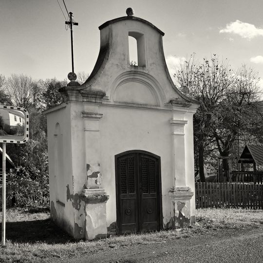 Kaple na návsi v Březí