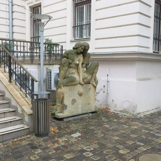 Socha Dvě ženy na terase knihovny ve Velké Hradební ulici v Ústí nad Labem