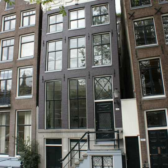 Pand met gevel onder gesneden rechte lijst met consoles en fronton