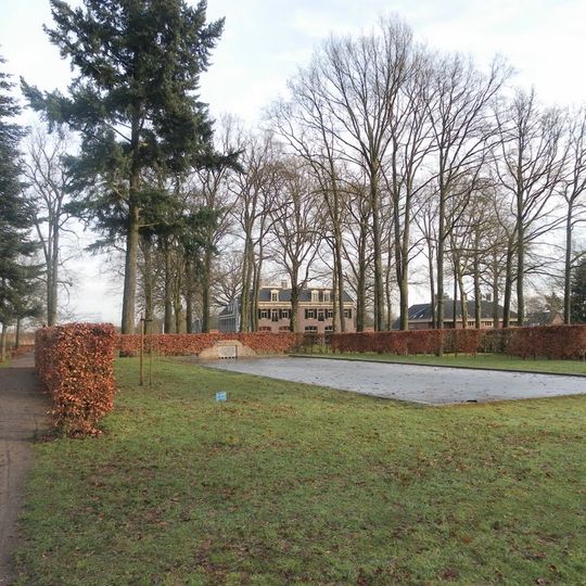 Zwembad met kleedhokje