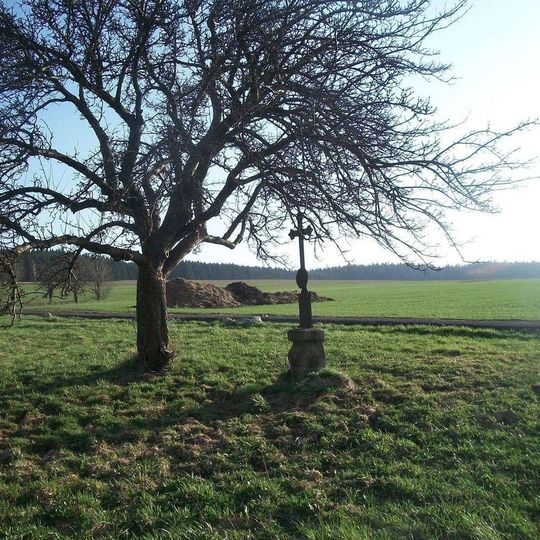 Kříž nad Dobrou Vodou u sadu