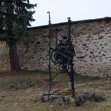 Věžní hodinový stroj v parku jihovýchodně od kláštera v Želivi